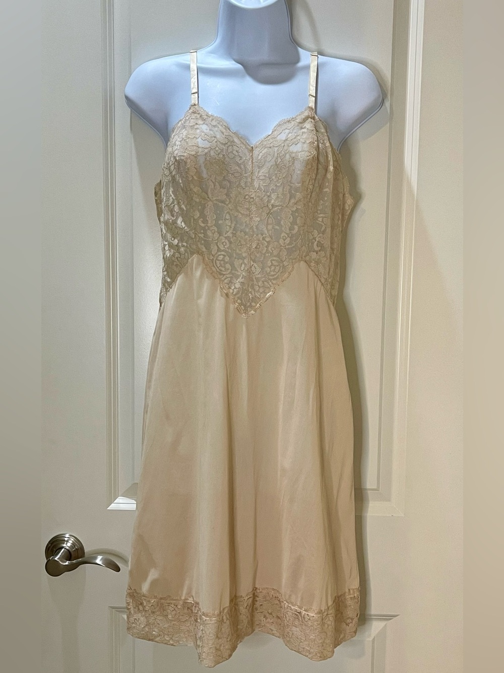 Vanity Fair Floral Lace-Trim Full Slip in Beige Vintage 80’s Size 34